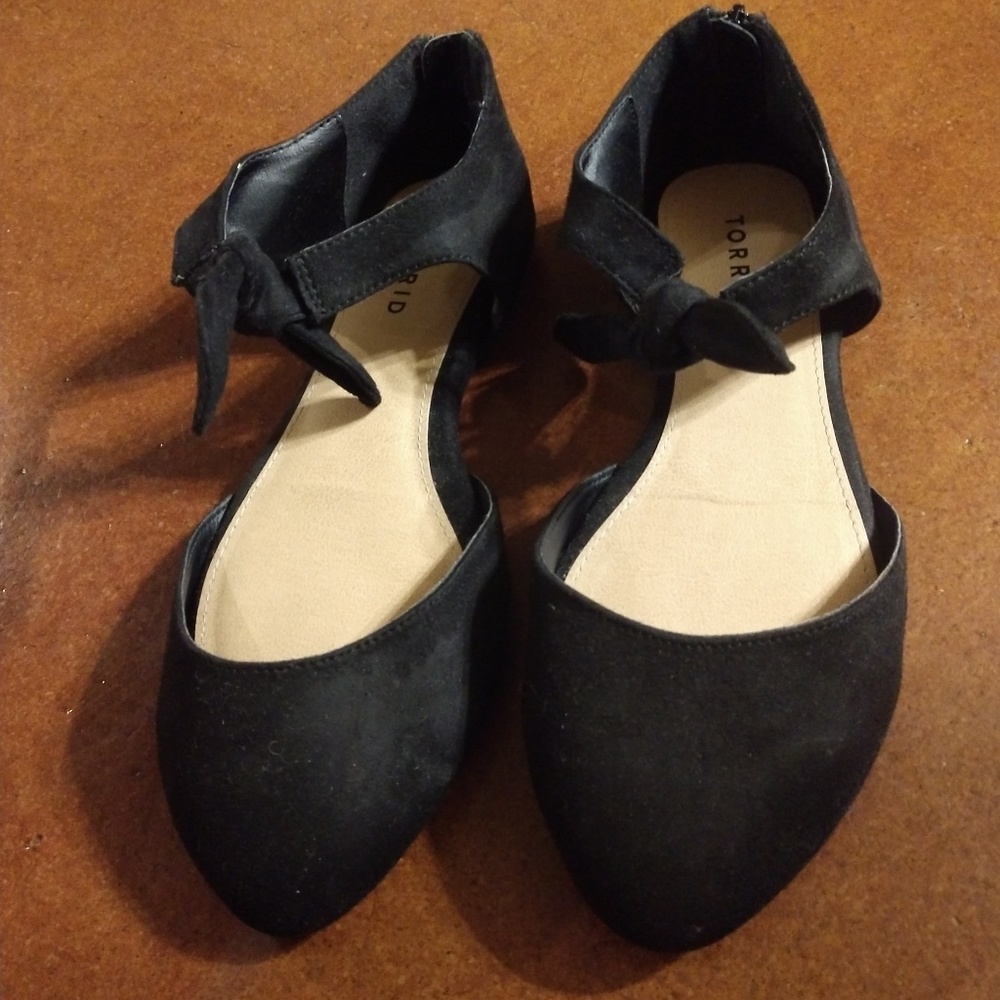 Women's Torrid black flat shoes size 8.5